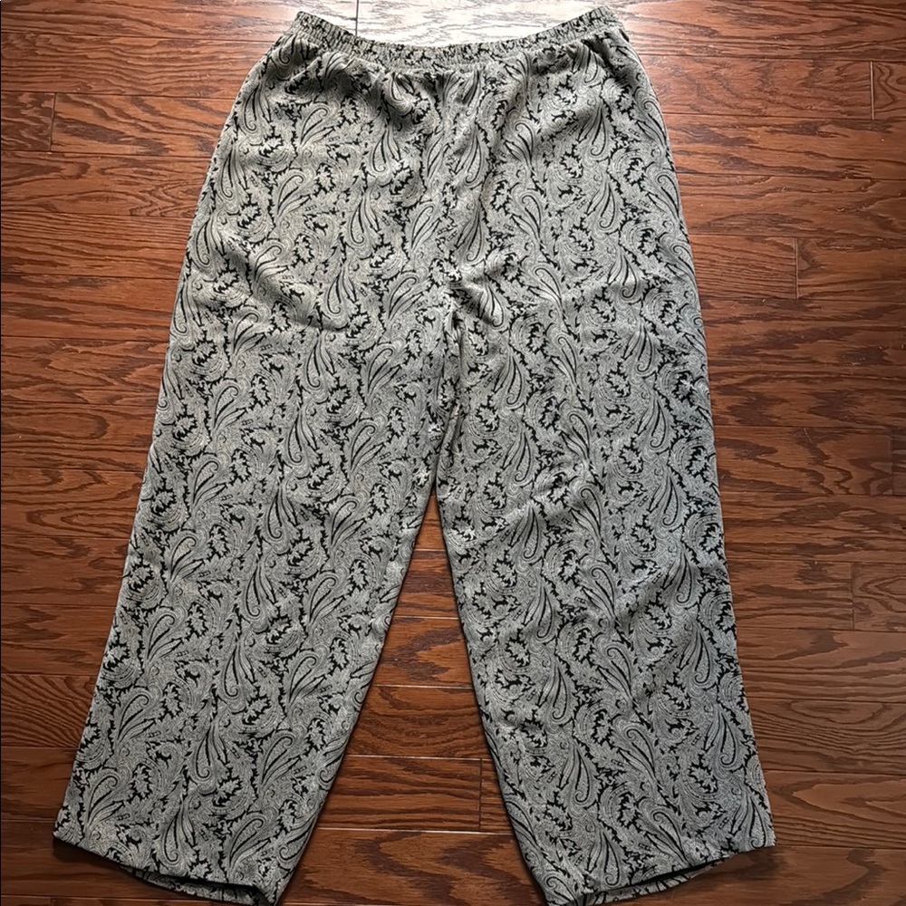 ⭐️Gray Wide Leg Pants with Intricate Pattern